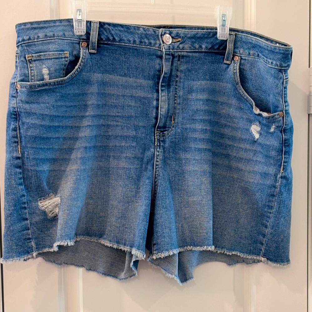 Maurice’s destroyed short size 22